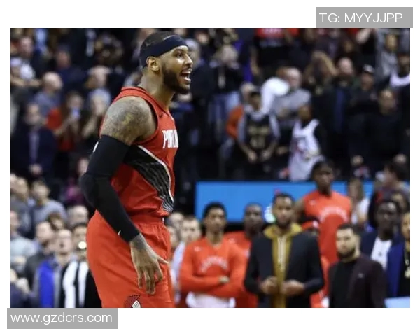 令人担忧，独行侠安东尼·戴维斯手臂吊带照，看起来像打了石膏